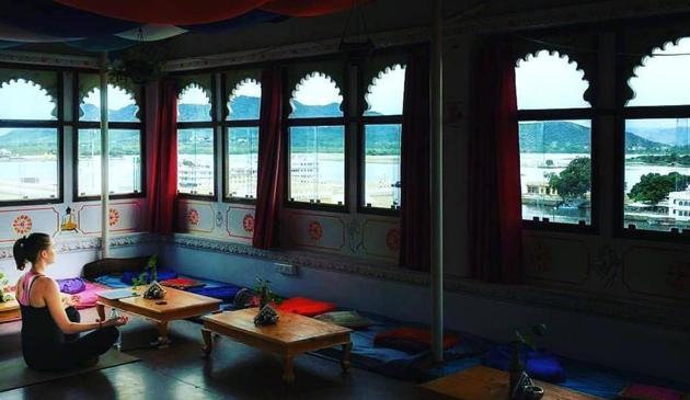 Bunkyard, Udaipur: This hostel is the best place to witness the sights and sounds of Udaipur. The hostel is designed with arches, and boasts of ornate lamps as well as creepers that encircle the staircase. There are dormitories on musical themes, a restaurant and an open terrace to view the city. (facebook) Bunkyard, Udaipur: This hostel is the best place to witness the sights and sounds of Udaipur. The hostel is designed with arches, and boasts of ornate lamps as well as creepers that encircle the staircase. There are dormitories on musical themes, a restaurant and an open terrace to view the city. (facebook)