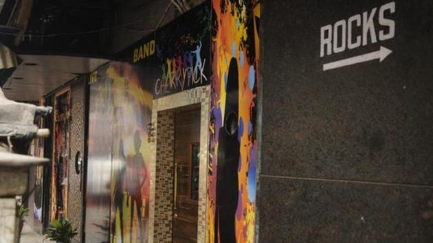Popular singing dance bar in Kolkata. The Supreme Court on Thursday asked the Maharashtra government why it has not allowed a single dance bar to operate and wondered if there was total moral policing in the state. (Representative/HT PHOTO) Popular singing dance bar in Kolkata. The Supreme Court on Thursday asked the Maharashtra government why it has not allowed a single dance bar to operate and wondered if there was total moral policing in the state. (Representative/HT PHOTO)