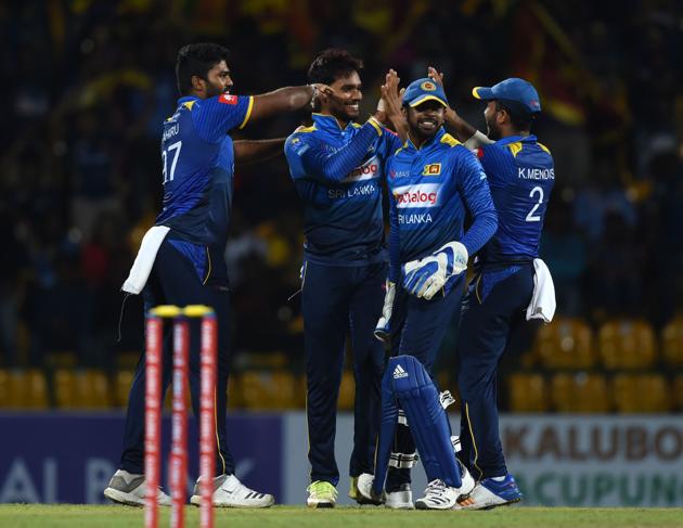 Sri Lankan cricketer Dhananjaya de Silva (2ndL) celebrates with teammates after he dismissed South Africa's Willem Mulder during the fourth One Day International (ODI) cricket match between Sri Lanka and South Africa.(AFP)