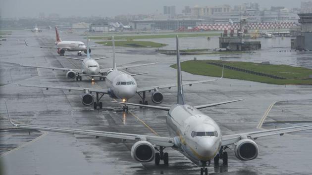 Domestic carriers such as Indigo, Vistara and Jet Air have advised travellers to factor in extra time while travelling to and from the airport. They have also been advised to check flight timings before starting for the airport.(Satish Bate/HT File Photo)