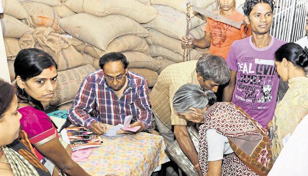 The pilot scheme would be scrapped and the old format of food distribution, which offers ration at Rs 1 per kg, will be implemented. (HT File Photo) The pilot scheme would be scrapped and the old format of food distribution, which offers ration at Rs 1 per kg, will be implemented. (HT File Photo)