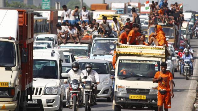 The Delhi-Gurgaon expressway in Gurugram witnessed heavy congestion on Wednesday evening, as Kanwariyas passing through the city hampered vehicular movement from 4 pm onwards. (Yogendra Kumar/HT Photo) The Delhi-Gurgaon expressway in Gurugram witnessed heavy congestion on Wednesday evening, as Kanwariyas passing through the city hampered vehicular movement from 4 pm onwards. (Yogendra Kumar/HT Photo)