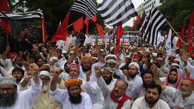 Activists of Pakistan opposition parties shout slogans outside the provincial election commission office against the alleged election rigging in Karachi on August 9, 2018. Pakistan’s election commission on Thursday demanded a signed apology from prime minister-in-waiting Imran Khan for violating the electoral code of conduct. (AFP Photo) Activists of Pakistan opposition parties shout slogans outside the provincial election commission office against the alleged election rigging in Karachi on August 9, 2018. Pakistan’s election commission on Thursday demanded a signed apology from prime minister-in-waiting Imran Khan for violating the electoral code of conduct. (AFP Photo)
