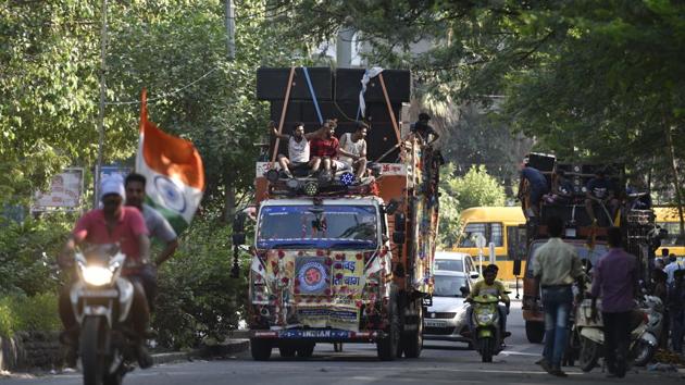 Traffic jam due to movement of kanwariyas in Delhi’s Karol Bagh area.(Sanchit Khanna/HT Photo)