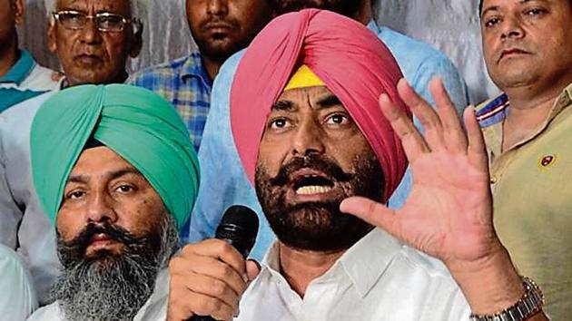Aam Aadmi Party leader Sukhpal Singh Khaira addressing a press conference in Amritsar on Thursday.(HT Photo)