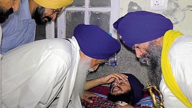 Akal Takht jathedar Giani Gurbachan Singh interacting with a victim of alleged custodial torture at Government Rajindra Hospital in Patiala on Thursday.(HT Photo)