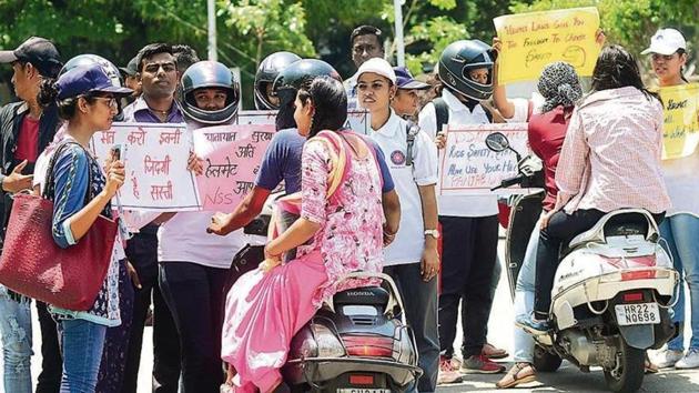 Chandigarh administration has made wearing helmet mandatory for Sikh women while driving two-wheelers. (HT File) Chandigarh administration has made wearing helmet mandatory for Sikh women while driving two-wheelers. (HT File)