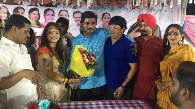 BJP corporator Anand Manjrekar (centre, in blue shirt) celebrates his birthday in Mira Road. (Azim Tamboli/HT Photo) BJP corporator Anand Manjrekar (centre, in blue shirt) celebrates his birthday in Mira Road. (Azim Tamboli/HT Photo)