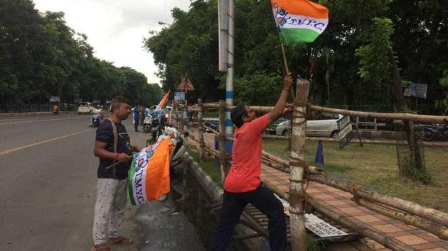 Trinamool Congress workers fixing party flags at the venue of BJP president Amit Shah’s rally in Kolkata. (Sumanta Ray Chaudhuri) Trinamool Congress workers fixing party flags at the venue of BJP president Amit Shah’s rally in Kolkata. (Sumanta Ray Chaudhuri)