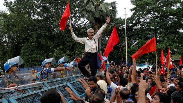 Activists of Center of Indian Trade Unions (CITU) break a police barricade during a protest against the government for hike in fuel prices, demanding complete debt waiver for farmers, along with various other issues in Kolkata, West Bengal on August 09, 2018. (Rupak De Chowdhuri / REUTERS) Activists of Center of Indian Trade Unions (CITU) break a police barricade during a protest against the government for hike in fuel prices, demanding complete debt waiver for farmers, along with various other issues in Kolkata, West Bengal on August 09, 2018. (Rupak De Chowdhuri / REUTERS)