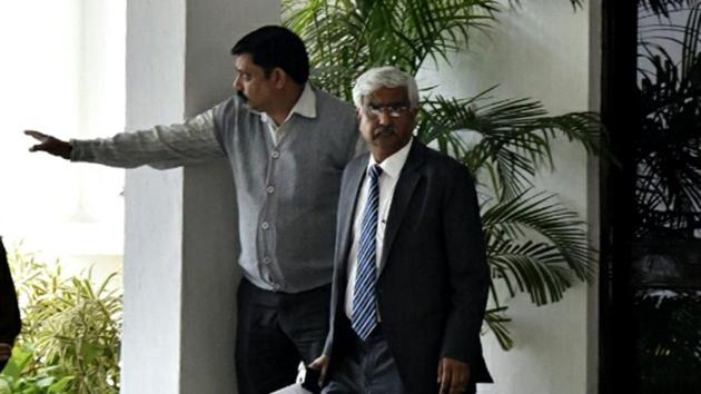 Chief secretary Anshu Parkash outside L-G Anil Baijal’s residence in New Delhi.(Sonu Mehta/HT File Photo)