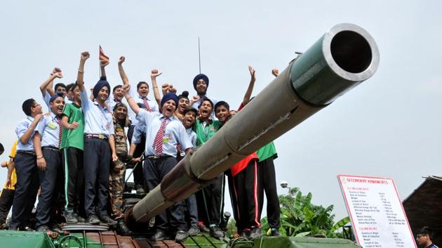 The Indian Army organised annual one-day exhibition ‘Know Your Army’ ahead of the Independence Day at Jammu University on Friday. (Nitin Kanotra/HT)