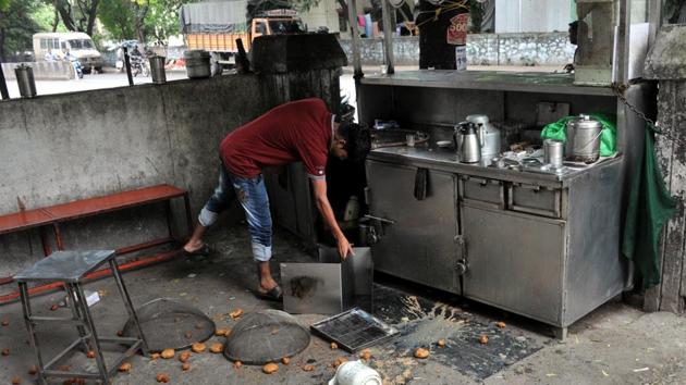 Protestors outside the Collector’s office took out their frustration on road side vendors by smashing their utensils and throwing their food items on the ground. (HT Photo) 