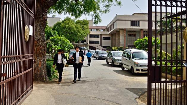 The Delhi high court on Wednesday sought to know from the election commission whether AAP MLAs can file further applications for cross examination of other witnesses or documents in the office-of-profit case. (File Photo)