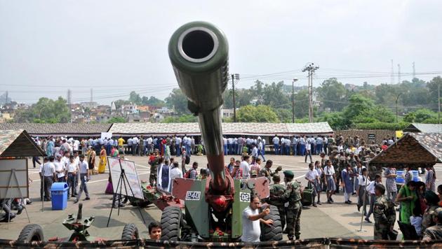 Students look keenly at the Bofors gun which was used by the Indian Army during the Kargil War. (NITIN KANOTRA/HT )