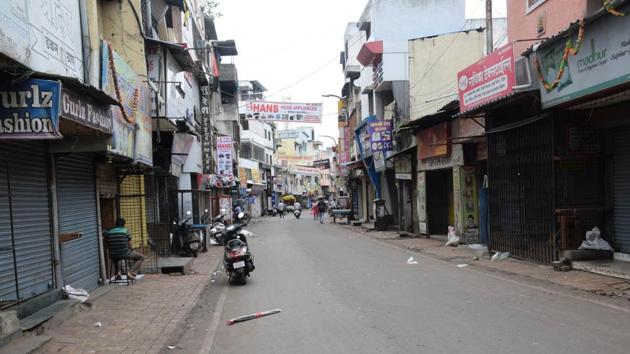 Pimpri market on Thursday. The statewide bandh called by Maratha outfits evoked a strong response in Pune with commercial establishments staying shut and busy roads wearing a completely deserted look. (HT Photo) 