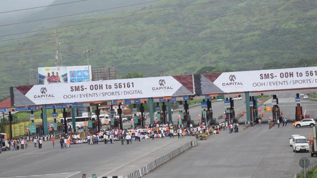 Protestors also stormed the Urse toll naka on the Mumbai-Pune expressway, rendering the highway useless for most of Thursday. (HT Photo) 