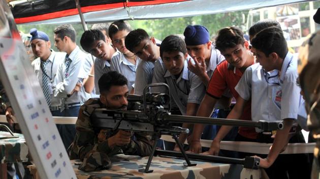 Army personnel gives description of anti-tank gun to school children. (NITIN KANOTRA/HT)