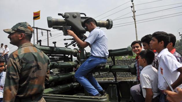 Students informed about the use of anti-tank rocket launcher. (NITIN KANOTRA/HT)