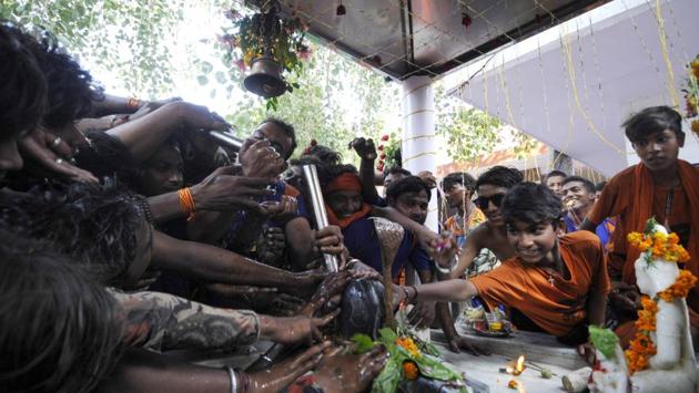 Kanwariyas pour water from the river Gangawater on a Shiva lingam during the holy month of Sawan in Noida, Uttar Pradesh on August 09, 2018. (Sunil Ghosh / HT Photo) Kanwariyas pour water from the river Gangawater on a Shiva lingam during the holy month of Sawan in Noida, Uttar Pradesh on August 09, 2018. (Sunil Ghosh / HT Photo)