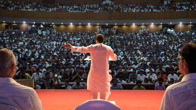 MNS Chief Raj Thackeray addresses party workers during a meet held at Vashi Vishnudas Bhave Aduitorium in Navi Mumbai, Maharashtra on August 5, 2018. (Bachchan Kumar / HT Photo) MNS Chief Raj Thackeray addresses party workers during a meet held at Vashi Vishnudas Bhave Aduitorium in Navi Mumbai, Maharashtra on August 5, 2018. (Bachchan Kumar / HT Photo)