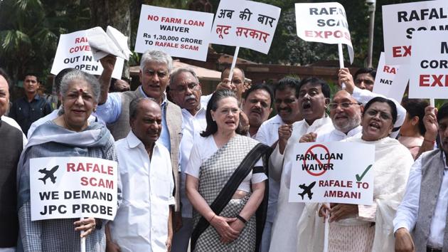 Congress leader Sonia Gandhi and other leaders protest against the government over Rafale deal, at Parliament House, in New Delhi. (Vipin Kumar/HT Photo) Congress leader Sonia Gandhi and other leaders protest against the government over Rafale deal, at Parliament House, in New Delhi. (Vipin Kumar/HT Photo)