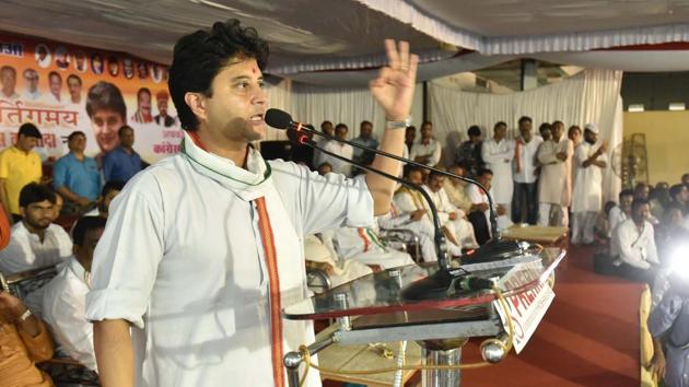 Jyotiraditya Scindia addressed ‘parivartan rallies’ at Javad and Manasa in Neemuch district. (Mujeeb Faruqui/HT Photo) Jyotiraditya Scindia addressed ‘parivartan rallies’ at Javad and Manasa in Neemuch district. (Mujeeb Faruqui/HT Photo)