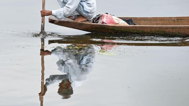 A fisherman rows a boat after rain in Srinagar, Jammu and Kashmir on August 8, 2018. (Tauseef Mustafa / AFP) A fisherman rows a boat after rain in Srinagar, Jammu and Kashmir on August 8, 2018. (Tauseef Mustafa / AFP)
