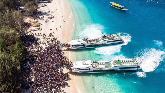 People crowd the beach as they wait to be evacuated from Indonesia’s Gili Trawangan island to neighbouring Lombok island a day after a 6.9 magnitude earthquake struck the area. (Melissa Delport / @trufflejournal / AFP) People crowd the beach as they wait to be evacuated from Indonesia’s Gili Trawangan island to neighbouring Lombok island a day after a 6.9 magnitude earthquake struck the area. (Melissa Delport / @trufflejournal / AFP)
