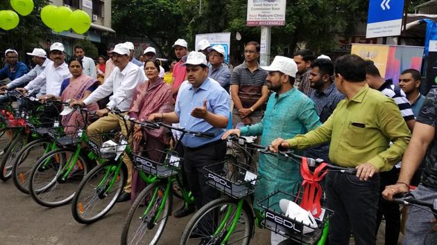 This was executed as the next phase of smart public bicycle sharing service. Siddharth Dhende, deputy mayor of Pune Municipal Corporation (PMC) inaugurated the service at Pingale street, Koregaon Park on August 7, 2018. (HT PHOTO) This was executed as the next phase of smart public bicycle sharing service. Siddharth Dhende, deputy mayor of Pune Municipal Corporation (PMC) inaugurated the service at Pingale street, Koregaon Park on August 7, 2018. (HT PHOTO)