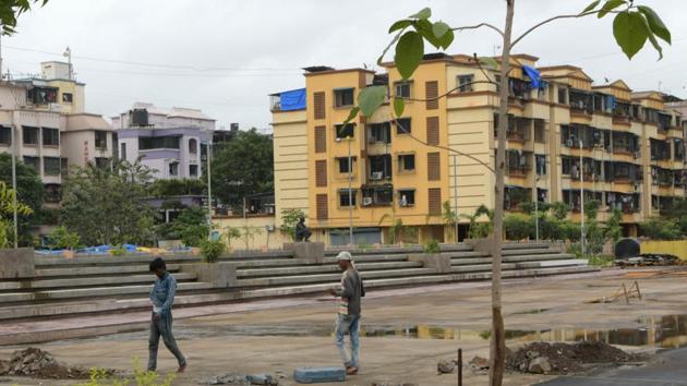A 32-year-old Information Technology professional, who had just returned from Belgium, died after falling off the sixth floor of a residential building in Santacruz suburb of Mumbai. (Representative Image/HT Photo) A 32-year-old Information Technology professional, who had just returned from Belgium, died after falling off the sixth floor of a residential building in Santacruz suburb of Mumbai. (Representative Image/HT Photo)