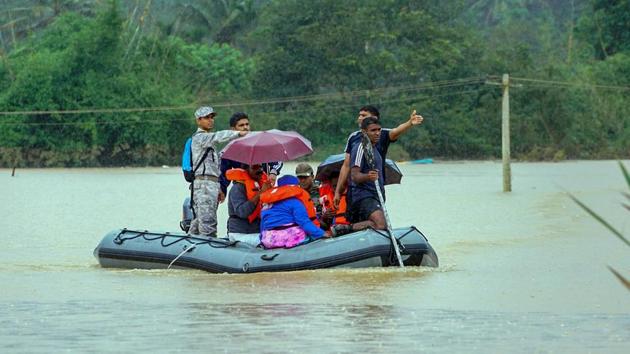 Disaster management team rescues flood-hit people at Vithiri in Wayanad on Friday.(PTI Photo)