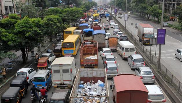 The traffic jam on GB Road due to disruption in train services and vehicle breakdowns on Friday.(Praful Gangurde/ HT Photo)