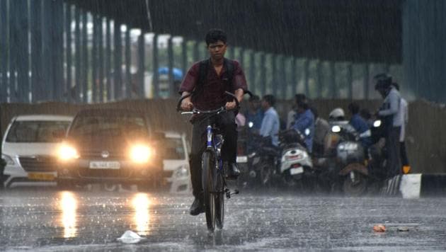 Commuters drive amid rainfall near Rajiv Chowk in Gurugram on Tuesday. (Yogesh Kumar/HT Photo) Commuters drive amid rainfall near Rajiv Chowk in Gurugram on Tuesday. (Yogesh Kumar/HT Photo)