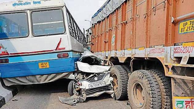 After the brake failure, the truck rolled down the slope for over 100 metres, hitting the vehicles on its way. (HT Photo) After the brake failure, the truck rolled down the slope for over 100 metres, hitting the vehicles on its way. (HT Photo)