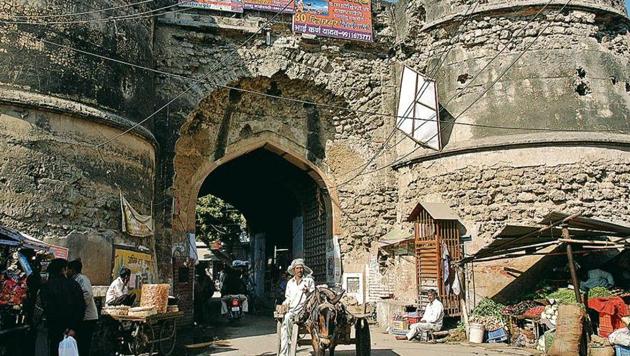 The historic Dilli Darwaza in Farrukhnagar has been turned into a small market now.(Sanjeev Verma/HT Photo)