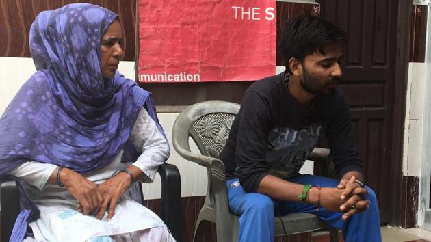 Honour killing victim’s mother-in-law Saroj Devi and brother-in-law Dinesh Kumar at their residence in Singhpura village of Rohtak.(HT Photo)