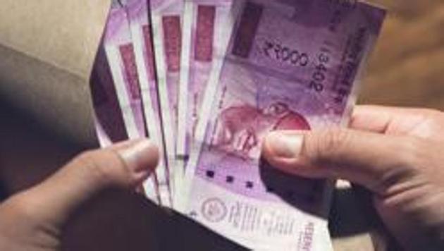 The builder had kept Rs 60 lakh, which he got after selling a plot of land, in his cupboard. His son stole Rs 46 lakh from it.(Getty Images/Picture for representation) The builder had kept Rs 60 lakh, which he got after selling a plot of land, in his cupboard. His son stole Rs 46 lakh from it.(Getty Images/Picture for representation)