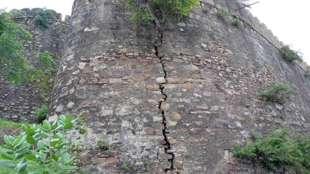 The cracks in the wall of Gagron Fort of Jhalawar.(HT Photo) The cracks in the wall of Gagron Fort of Jhalawar.(HT Photo)