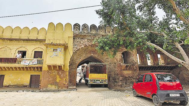 The Laal Darwaza at Gurugram is in a dilapidated condition.(Sanjeev Verma/HT PHOTO)