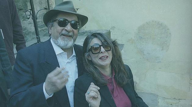 Naipaul is seen with his wife Nadira Naipaul at Neemrana, Rajasthan. “He died surrounded by those he loved having lived a life which was full of wonderful creativity and endeavour,” Nadira said in a statement. (Sunil Saxena / HT Archive) 