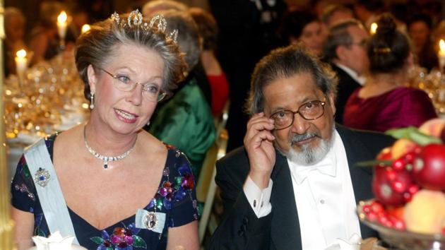 Swedish Princess Christina (L) and Literature Nobel prize winner VS Naipaul (R) attend the banquet for the Nobel laureates at Stockholm’s City Hall on December 10, 2001. Overall he wrote more than 30 books, and was one of the first winners of the Booker Prize, now Britain’s leading literary award, in 1971 for “In A Free State.” (Jonas Ekstomes / Scanpix Sweden / AFP File) 