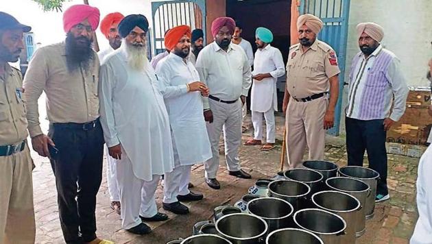 Jasmail Singh Laddi Gehri (fourth from left), husband of Congress MLA from Ferozepur (rural) Satkar Kaur, during his unauthorised visit to the central jail on Friday. (HT Photo) Jasmail Singh Laddi Gehri (fourth from left), husband of Congress MLA from Ferozepur (rural) Satkar Kaur, during his unauthorised visit to the central jail on Friday. (HT Photo)