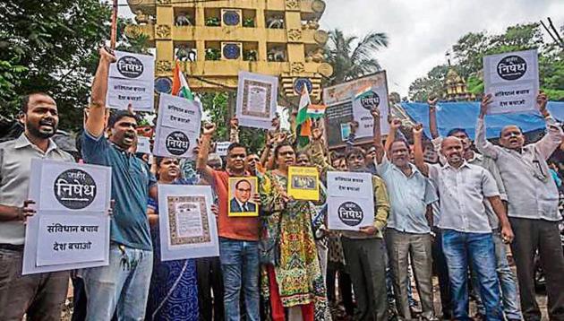 RPI activists protest at Sion Koliwada on Sunday.(Pratik Chorge/HT Photo)