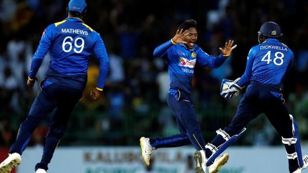 Cricket - Sri Lanka v South Africa - Fifth One Day International - Colombo, Sri Lanka - August 12, 2018 - Sri Lanka's Akila Dananjaya (C) celebrates with captain Angelo Mathews (L) and Niroshan Dickwella after taking the wicket of South Africa's Reeza Hendricks (not pictured). (REUTERS) Cricket - Sri Lanka v South Africa - Fifth One Day International - Colombo, Sri Lanka - August 12, 2018 - Sri Lanka's Akila Dananjaya (C) celebrates with captain Angelo Mathews (L) and Niroshan Dickwella after taking the wicket of South Africa's Reeza Hendricks (not pictured). (REUTERS)