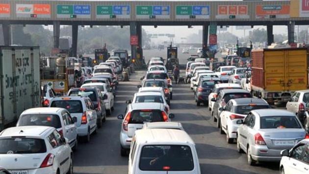 Motor vehicles wait for their turn to cross the Kherki Daula toll plaza in Gurugram. (Parveen Kumar/ HT File) Motor vehicles wait for their turn to cross the Kherki Daula toll plaza in Gurugram. (Parveen Kumar/ HT File)