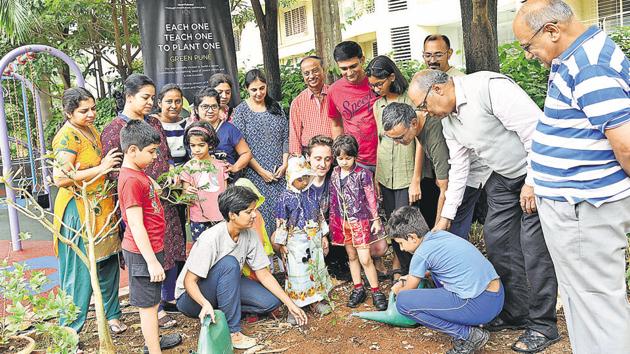 Tree plantation drive at Supreme palms housing society, Balewadi in Pune. (HT PHOTO) Tree plantation drive at Supreme palms housing society, Balewadi in Pune. (HT PHOTO)