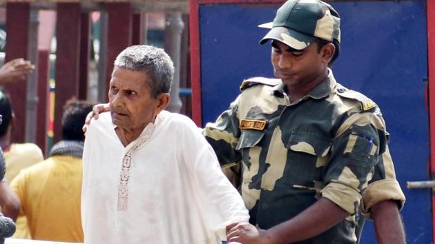Gajanand crossed Wagah after completing his sentence of 36 years on Monday. (HT Photo) Gajanand crossed Wagah after completing his sentence of 36 years on Monday. (HT Photo)
