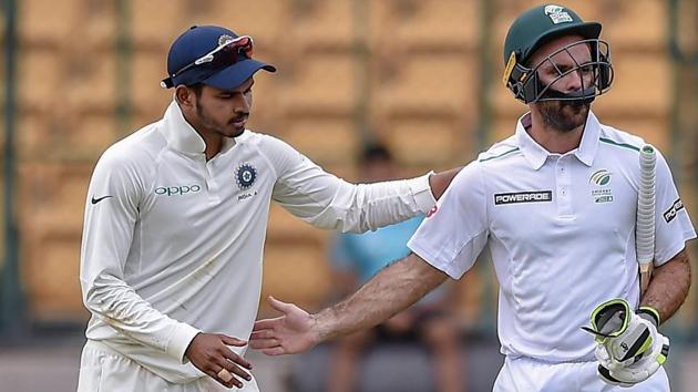 Starting the final day on 294 for 7, the Proteas added 25 runs losing the remaining three wickets to get all out for 319 in 98.2 overs.(PTI) Starting the final day on 294 for 7, the Proteas added 25 runs losing the remaining three wickets to get all out for 319 in 98.2 overs.(PTI)