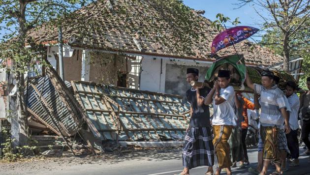 Indonesian men carry the body of a victim of last week's earthquake past a damaged building during a funeral in Gangga, Lombok Island, Indonesia on August 12. (AP Photo) Indonesian men carry the body of a victim of last week's earthquake past a damaged building during a funeral in Gangga, Lombok Island, Indonesia on August 12. (AP Photo)
